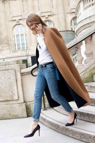 Look alla moda per donna: Cappotto marrone chiaro, Camicia elegante bianca, Jeans aderenti blu, Décolleté in pelle neri
