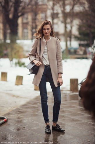 Come indossare e abbinare un cappotto marrone chiaro: Prova ad abbinare un cappotto marrone chiaro con jeans aderenti blu scuro per creare un look raffinato e glamour. Scarpe brogue in pelle nere sono una gradevolissima scelta per completare il look.