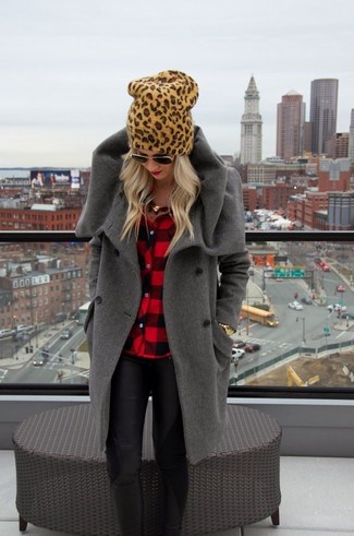 Come indossare e abbinare un cuffia leopardato marrone chiaro quando fa gelo in modo formale: Prova ad abbinare un cappotto grigio scuro con un cuffia leopardato marrone chiaro per un look perfetto per il weekend.