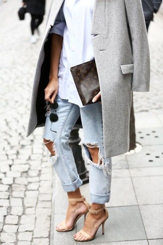 Come indossare e abbinare jeans boyfriend con un cappotto: Indossa un cappotto e jeans boyfriend per un look spensierato e alla moda. Sandali con tacco in pelle marrone chiaro sono una eccellente scelta per completare il look.