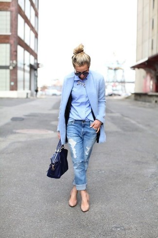 Quale décolleté indossare con jeans azzurri: Scegli un cappotto azzurro e jeans azzurri per un look spensierato e alla moda. Perfeziona questo look con un paio di décolleté.