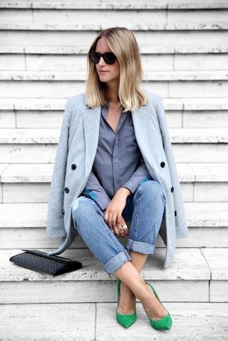 Come indossare e abbinare décolleté con jeans in modo smart-casual: Punta su un cappotto azzurro e jeans per un outfit inaspettato. Décolleté sono una valida scelta per completare il look.