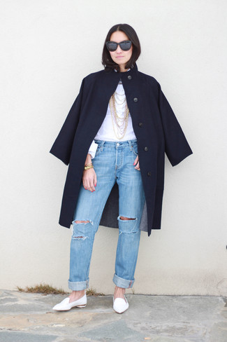 Come indossare e abbinare jeans con mocassini eleganti quando fa freddo in modo smart-casual: Prova a combinare un cappotto blu scuro con jeans per un look spensierato e alla moda. Mocassini eleganti sono una valida scelta per completare il look.