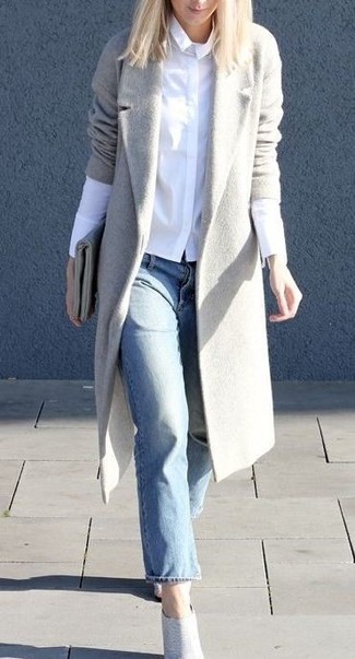 Come indossare e abbinare una pochette in pelle argento quando fa freddo: Indossa un cappotto grigio con una pochette in pelle argento per un'atmosfera casual-cool. Rifinisci questo look con un paio di stivaletti in pelle grigi.