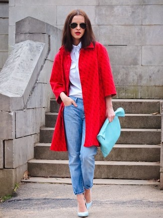 Come indossare e abbinare décolleté azzurri per una donna di 30 anni in modo formale: Punta su un cappotto rosso e jeans blu per un look raffinato. Décolleté azzurri sono una validissima scelta per completare il look.