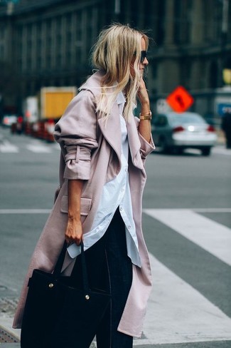 Come indossare e abbinare una borsa shopping nera e bianca quando fa freddo in modo formale: Prova a combinare un cappotto rosa con una borsa shopping nera e bianca per un outfit rilassato ma alla moda.
