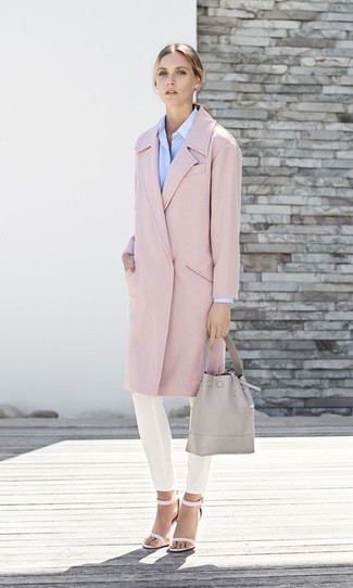 Come indossare e abbinare sandali con tacco in pelle rosa per una donna di 30 anni quando fa freddo: Scegli un cappotto rosa e pantaloni skinny bianchi per un look davvero alla moda. Sandali con tacco in pelle rosa sono una eccellente scelta per completare il look.