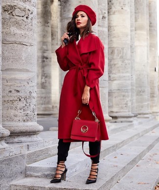 Look alla moda per donna: Cappotto rosso, Camicia elegante bianca, Pantaloni stretti in fondo neri, Décolleté in pelle tagliati neri