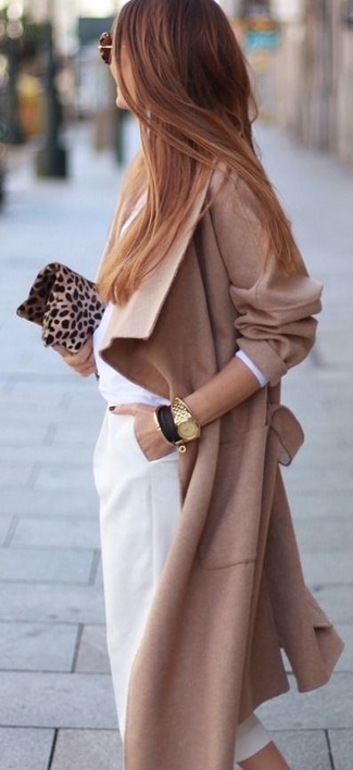 Come indossare e abbinare una pochette marrone chiaro quando fa gelo in modo formale: Abbina un cappotto marrone chiaro con una pochette marrone chiaro per un look comfy-casual.