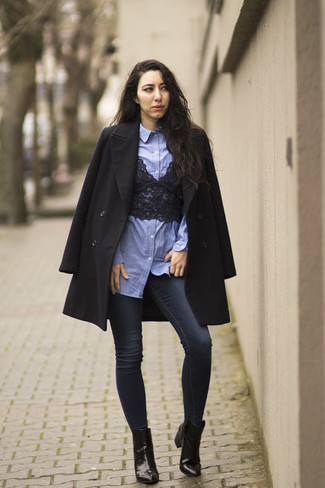Come indossare e abbinare jeans aderenti blu scuro: Abbina un cappotto nero con jeans aderenti blu scuro per un pranzo domenicale con gli amici. Stivaletti in pelle neri sono una valida scelta per completare il look.