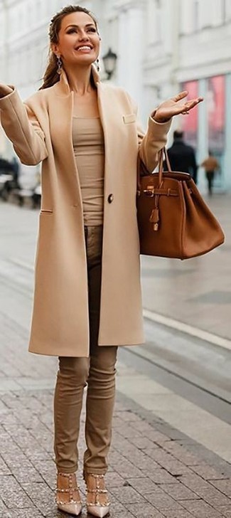 Come indossare e abbinare jeans marrone scuro quando fa freddo: Prova ad abbinare un cappotto marrone chiaro con jeans marrone scuro per un look trendy e alla mano. Décolleté in pelle con borchie beige sono una eccellente scelta per completare il look.