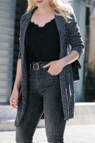 Come indossare e abbinare una cintura per una donna di 30 anni: Abbina un cappotto lavorato a maglia grigio scuro con una cintura per le giornate pigre.
