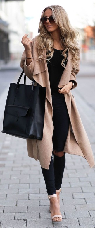 Look alla moda per donna: Cappotto marrone chiaro, Canotta nera, Jeans aderenti strappati neri, Sandali con tacco in pelle beige