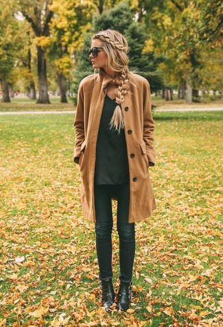 Quale jeans aderenti indossare con un cappotto beige in autunno 2024: Mostra il tuo stile in un cappotto beige con jeans aderenti per un outfit che si fa notare. Stivaletti in pelle neri sono una eccellente scelta per completare il look. Un outfit fantastico per essere più cool e assolutamente alla moda anche in autunno.