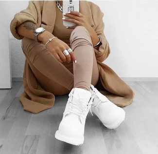 Come indossare e abbinare scarpe sportive bianche: Potresti indossare un cappotto marrone chiaro e leggings marrone chiaro per un look raffinato. Se non vuoi essere troppo formale, scegli un paio di scarpe sportive bianche.