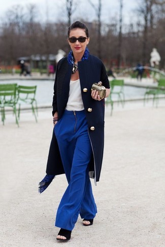Come indossare e abbinare un cappotto blu scuro: Mostra il tuo stile in un cappotto blu scuro con pantaloni larghi blu per un drink dopo il lavoro. Completa questo look con un paio di sandali con tacco in pelle scamosciata neri.