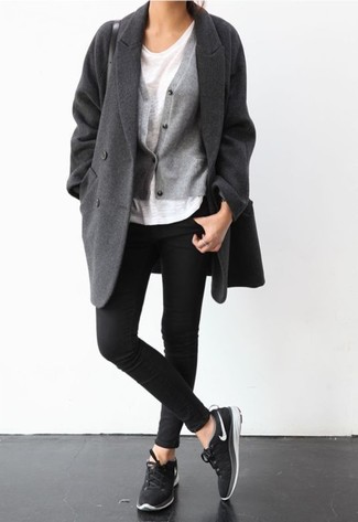 Look alla moda per donna: Cappotto grigio scuro, Cardigan grigio, T-shirt girocollo bianca, Jeans aderenti neri