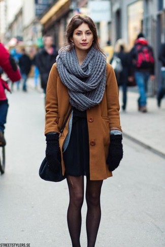 Come indossare e abbinare una sciarpa grigia per una donna di 30 anni quando fa freddo: Coniuga un cappotto marrone con una sciarpa grigia per un'atmosfera casual-cool.