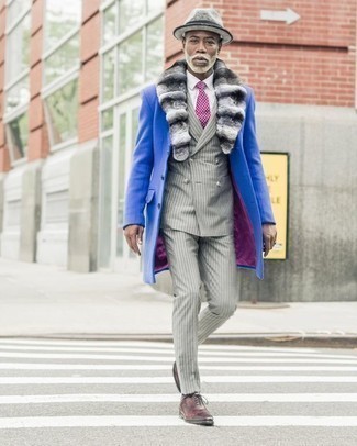Look alla moda per uomo: Cappotto con collo di pelliccia viola, Abito a righe verticali grigio, Camicia elegante bianca, Scarpe oxford in pelle bordeaux