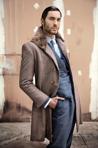 Come indossare e abbinare un cappotto con collo di pelliccia marrone: Coniuga un cappotto con collo di pelliccia marrone con un abito scozzese blu scuro per una silhouette classica e raffinata