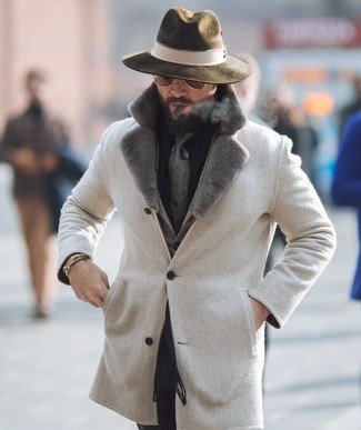 Come indossare e abbinare occhiali da sole marroni in inverno 2025: Opta per un cappotto con collo di pelliccia beige e occhiali da sole marroni per un look perfetto per il weekend. È buona idea per i mesi invernali!