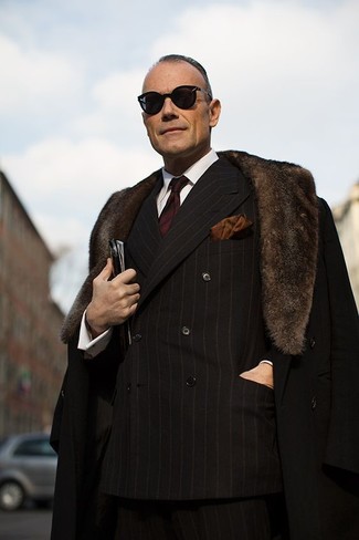 Come indossare e abbinare un blazer doppiopetto per un uomo di 50 anni quando fa freddo: Prova a combinare un blazer doppiopetto con pantaloni eleganti a righe verticali neri per essere sofisticato e di classe.