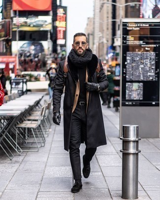 Come indossare e abbinare una sciarpa nera: Combina un cappotto con collo di pelliccia nero con una sciarpa nera per un'atmosfera casual-cool. Prova con un paio di mocassini con nappine in pelle scamosciata neri per un tocco virile.