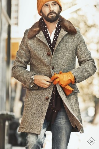 Come indossare e abbinare un cappotto con collo di pelliccia marrone in modo smart-casual: Indossa un cappotto con collo di pelliccia marrone con jeans grigi per un drink dopo il lavoro.