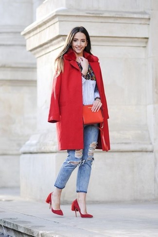 Come indossare e abbinare jeans aderenti azzurri in modo smart-casual: Opta per un cappotto con collo di pelliccia rosso e jeans aderenti azzurri per un look raffinato ma semplice. Décolleté in pelle scamosciata rossi sono una gradevolissima scelta per completare il look.