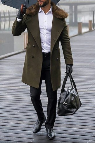 Come indossare e abbinare scarpe nere quando fa freddo in modo formale: Prova ad abbinare un cappotto con collo di pelliccia verde oliva con pantaloni eleganti neri per un look elegante e alla moda. Questo outfit si abbina perfettamente a un paio di scarpe oxford in pelle nere.