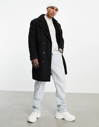 Look alla moda per uomo: Cappotto con collo di pelliccia nero, Dolcevita bianco, Jeans azzurri, Scarpe sportive bianche