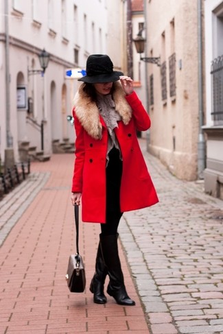 Come indossare e abbinare un collant in modo smart-casual: Scegli un outfit composto da un cappotto con collo di pelliccia rosso e un collant per le giornate pigre. Impreziosisci il tuo outfit con un paio di stivali al ginocchio in pelle neri.