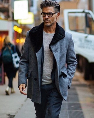 Come indossare e abbinare un cappotto con collo di pelliccia grigio in modo formale: Prova a combinare un cappotto con collo di pelliccia grigio con un abito di lana nero come un vero gentiluomo.