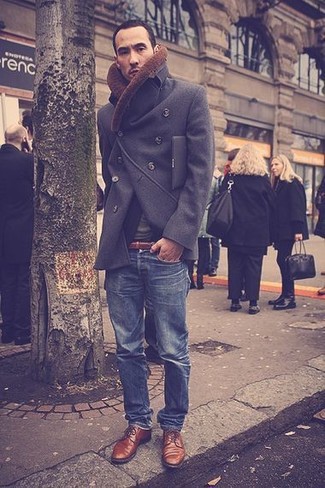 Come indossare e abbinare jeans con scarpe derby quando fa freddo: Vestiti con un cappotto con collo di pelliccia grigio scuro e jeans se preferisci uno stile ordinato e alla moda. Sfodera il gusto per le calzature di lusso e mettiti un paio di scarpe derby.