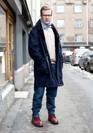 Come indossare e abbinare stivali casual bordeaux per un uomo di 30 anni: Opta per un cappotto con collo di pelliccia blu scuro e jeans blu se preferisci uno stile ordinato e alla moda. Stivali casual bordeaux sono una eccellente scelta per completare il look.