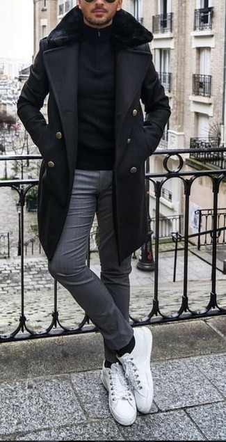 Come indossare e abbinare calzini neri per un uomo di 30 anni quando fa gelo: Scegli un cappotto con collo di pelliccia nero e calzini neri per una sensazione di semplicità e spensieratezza. Perfeziona questo look con un paio di sneakers basse di tela bianche.