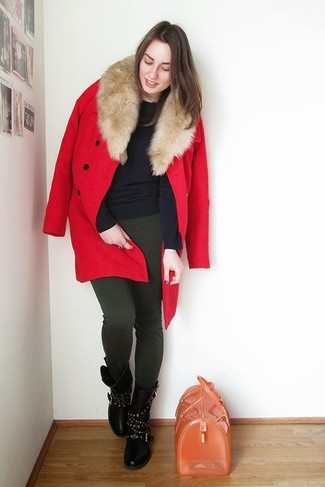 Come indossare e abbinare una borsa senape: Prova a combinare un cappotto con collo di pelliccia rosso con una borsa senape per le giornate pigre. Sfodera il gusto per le calzature di lusso e mettiti un paio di stivali al polpaccio in pelle con borchie neri.