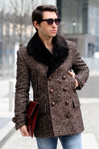 Come indossare e abbinare un cappotto con collo di pelliccia marrone: Scegli un cappotto con collo di pelliccia marrone e jeans blu per essere elegante ma non troppo formale.