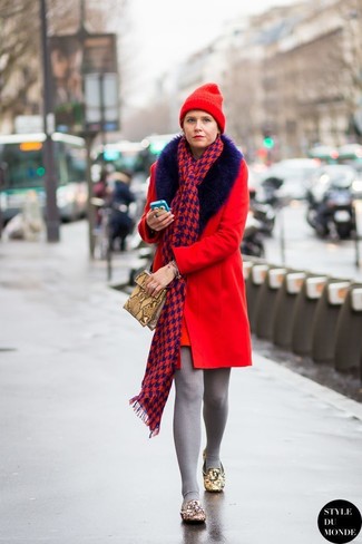 Come indossare e abbinare mocassini eleganti decorati: Vestiti con un cappotto con collo di pelliccia rosso per un look assolutamente magnifico. Mocassini eleganti decorati sono una valida scelta per completare il look.