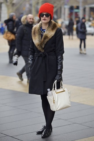 Come indossare e abbinare scarpe oxford per una donna di 30 anni in primavera 2024: Mostra il tuo stile in un cappotto con collo di pelliccia nero per un look assolutamente magnifico. Scarpe oxford sono una splendida scelta per completare il look. Una buona idea per le temperature primaverili!