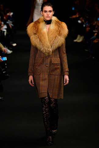Look alla moda per donna: Cappotto con collo di pelliccia scozzese marrone, Pantaloni skinny di pizzo neri, Décolleté in pelle neri