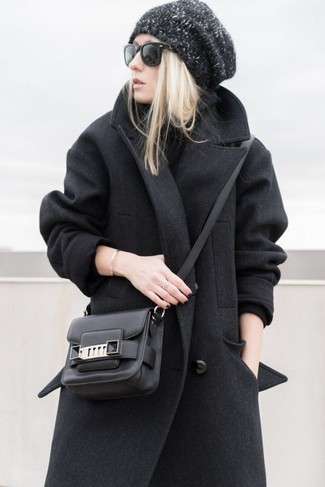 Come indossare e abbinare un cuffia grigio scuro per una donna di 30 anni in autunno 2024 in modo formale: Mostra il tuo stile in un cappotto grigio scuro con un cuffia grigio scuro per le giornate pigre. Ecco un look autunnale ideale per il tuo.