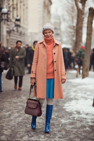 Come indossare e abbinare un cuffia grigio quando fa freddo: Abbina un cappotto arancione con un cuffia grigio per un look comfy-casual. Scegli un paio di stivali al ginocchio in pelle blu come calzature per un tocco virile.