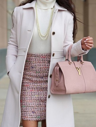 Come indossare e abbinare una collana di perle per una donna di 30 anni: Potresti indossare un cappotto rosa e una collana di perle per un pigro brunch domenicale.