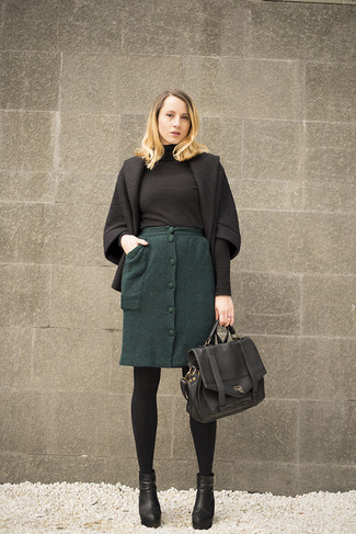 Come indossare e abbinare una gonna di lana: Metti un cappotto nero e una gonna di lana per essere elegante ma non troppo formale. Stivaletti in pelle neri sono una buona scelta per completare il look.