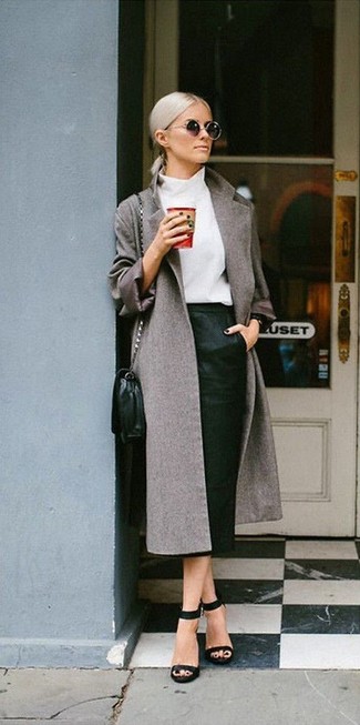 Come indossare e abbinare una borsa per una donna di 30 anni quando fa caldo in modo formale: Potresti abbinare un cappotto grigio con una borsa per andare a prendere un caffè in stile casual. Sandali con tacco in pelle neri sono una eccellente scelta per completare il look.
