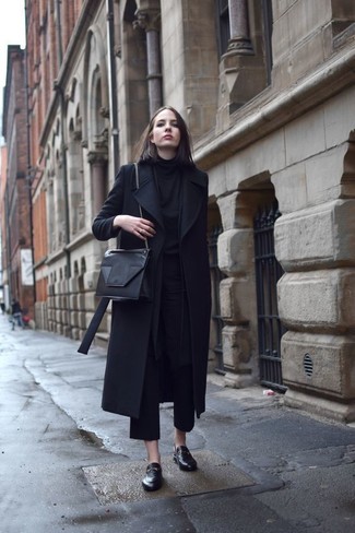 Come indossare e abbinare una sciarpa nera quando fa freddo in modo smart-casual: Punta su un cappotto nero e una sciarpa nera per essere casual. Ti senti creativo? Completa il tuo outfit con un paio di mocassini eleganti in pelle neri.
