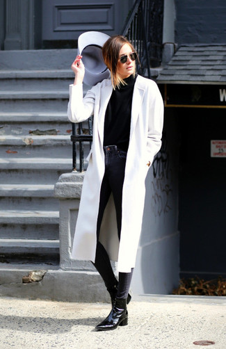 Come indossare e abbinare jeans grigi in modo formale: Mostra il tuo stile in un cappotto bianco con jeans grigi per un look raffinato per il tempo libero. Questo outfit si abbina perfettamente a un paio di stivaletti in pelle neri.