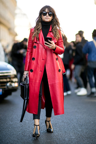 Come indossare e abbinare un cappotto rosso con un dolcevita nero per una donna di 30 anni quando fa freddo in modo formale: Indossa un cappotto rosso e un dolcevita nero per essere sofisticata e di classe. Stivaletti in pelle tagliati neri sono una buona scelta per completare il look.