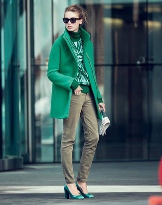 Come indossare e abbinare jeans aderenti verde oliva per una donna di 30 anni quando fa freddo: Metti un cappotto verde e jeans aderenti verde oliva per un look trendy e alla mano. Décolleté in pelle verde scuro sono una validissima scelta per completare il look.